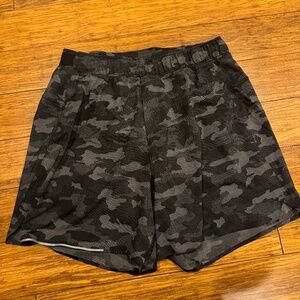 Lululemon 7in shorts with liner, excellent condition with tag, size m